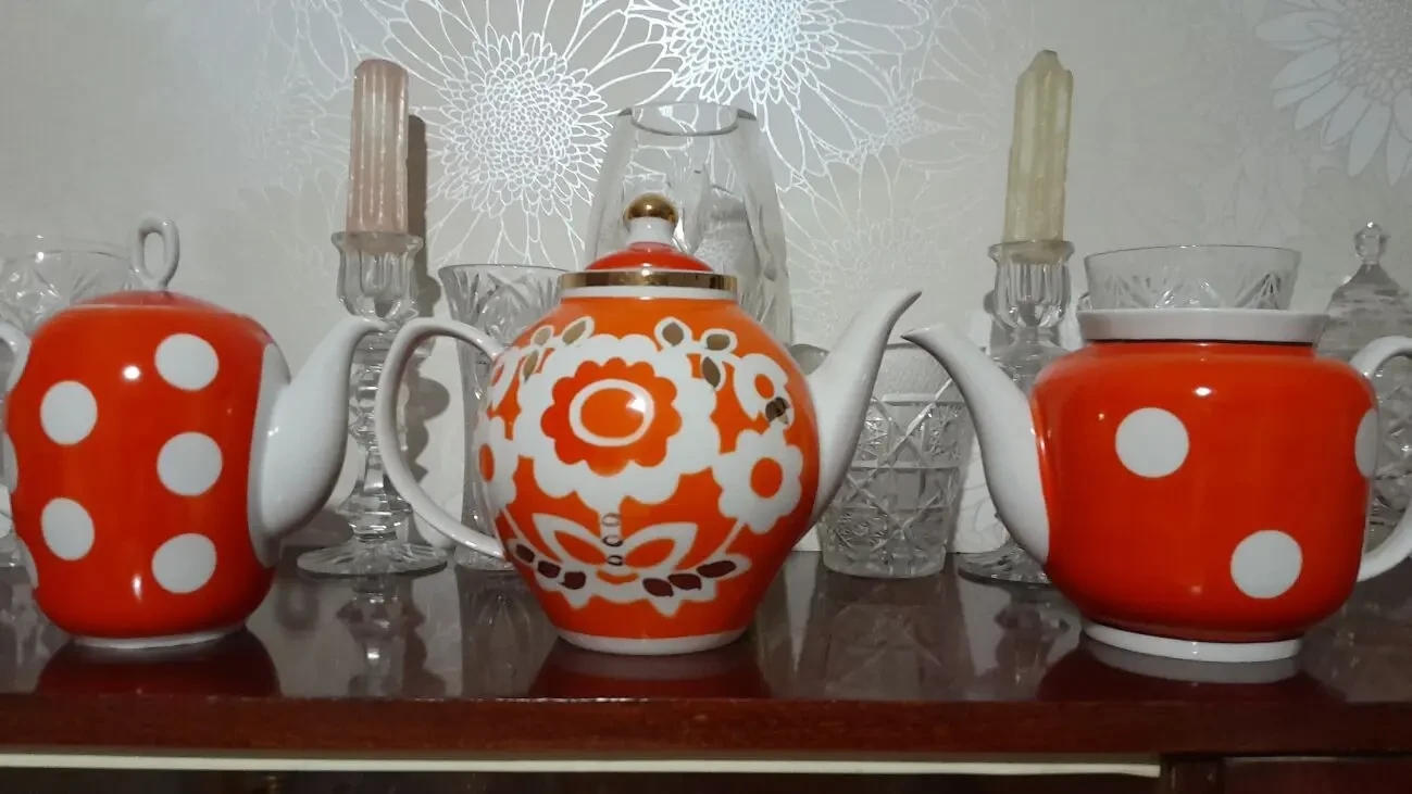 Красивый чайник-кофейник красный в белый горох. Ретро. Новый 2