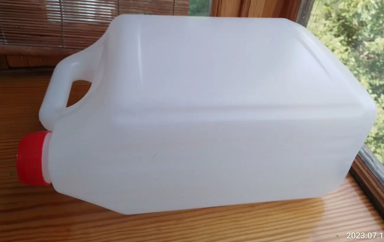 Канистра 5 и 6 л пластик белый пищевой, для воды или моющих средств 3