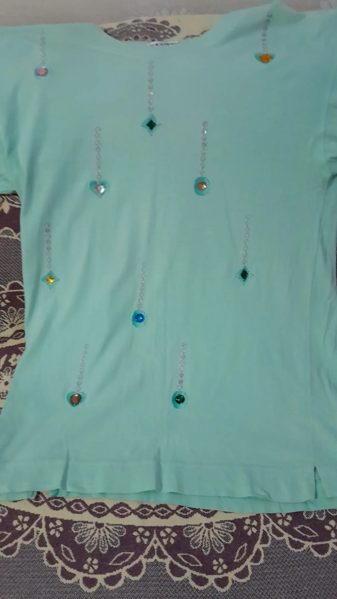 Красивая зелёная футболка с камнями. L.