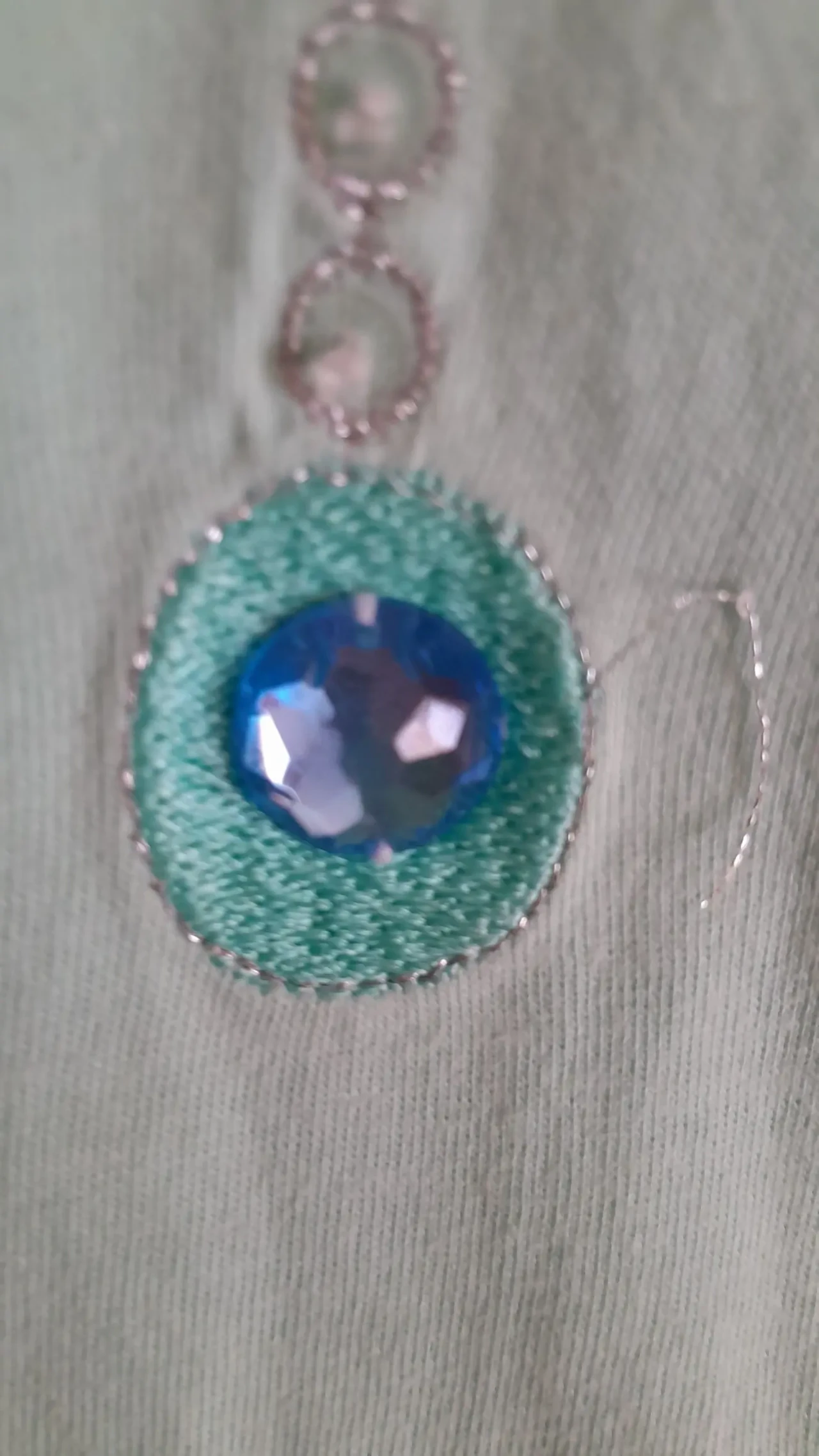 Красивая зелёная футболка с камнями. L. 7