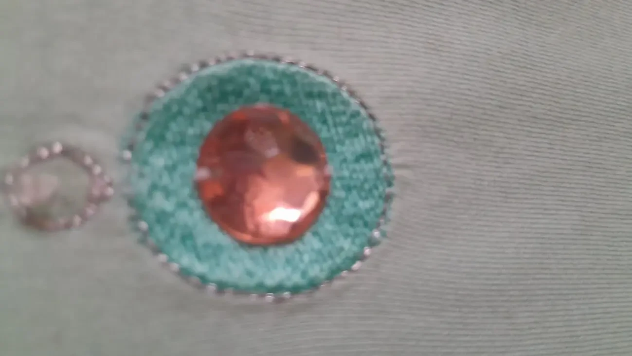 Красивая зелёная футболка с камнями. L. 8