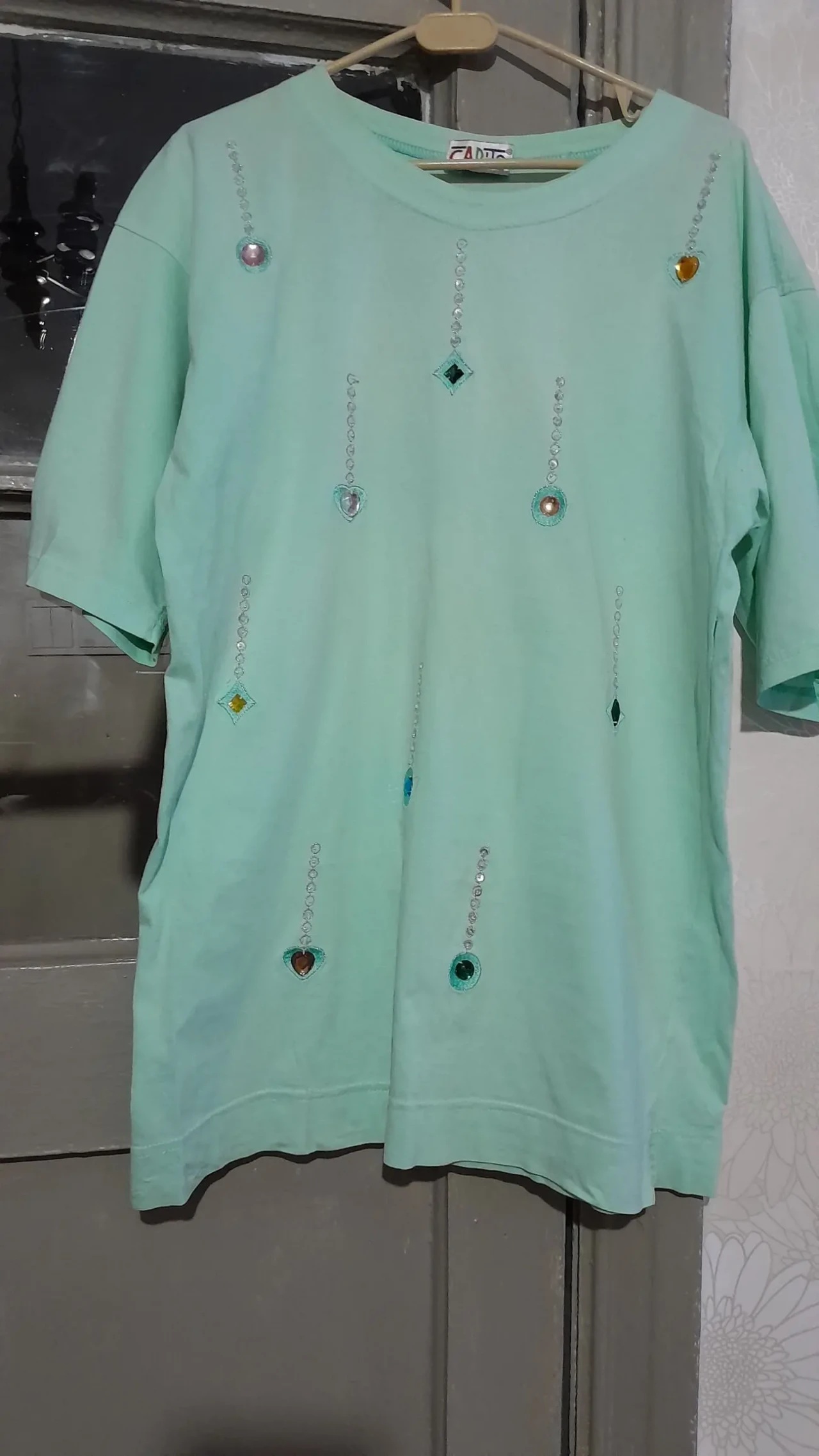Красивая зелёная футболка с камнями. L. 6