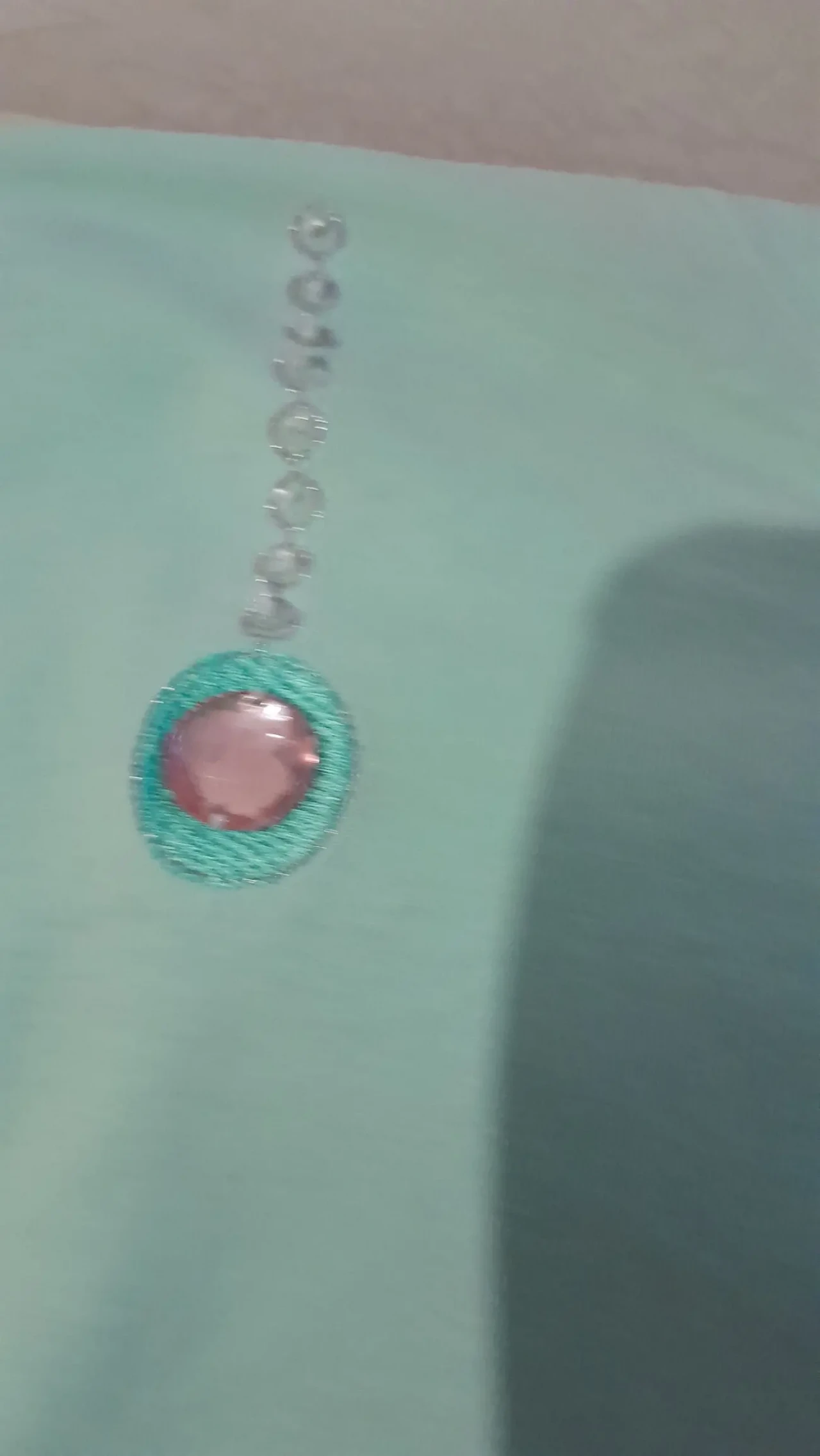 Красивая зелёная футболка с камнями. L. 3