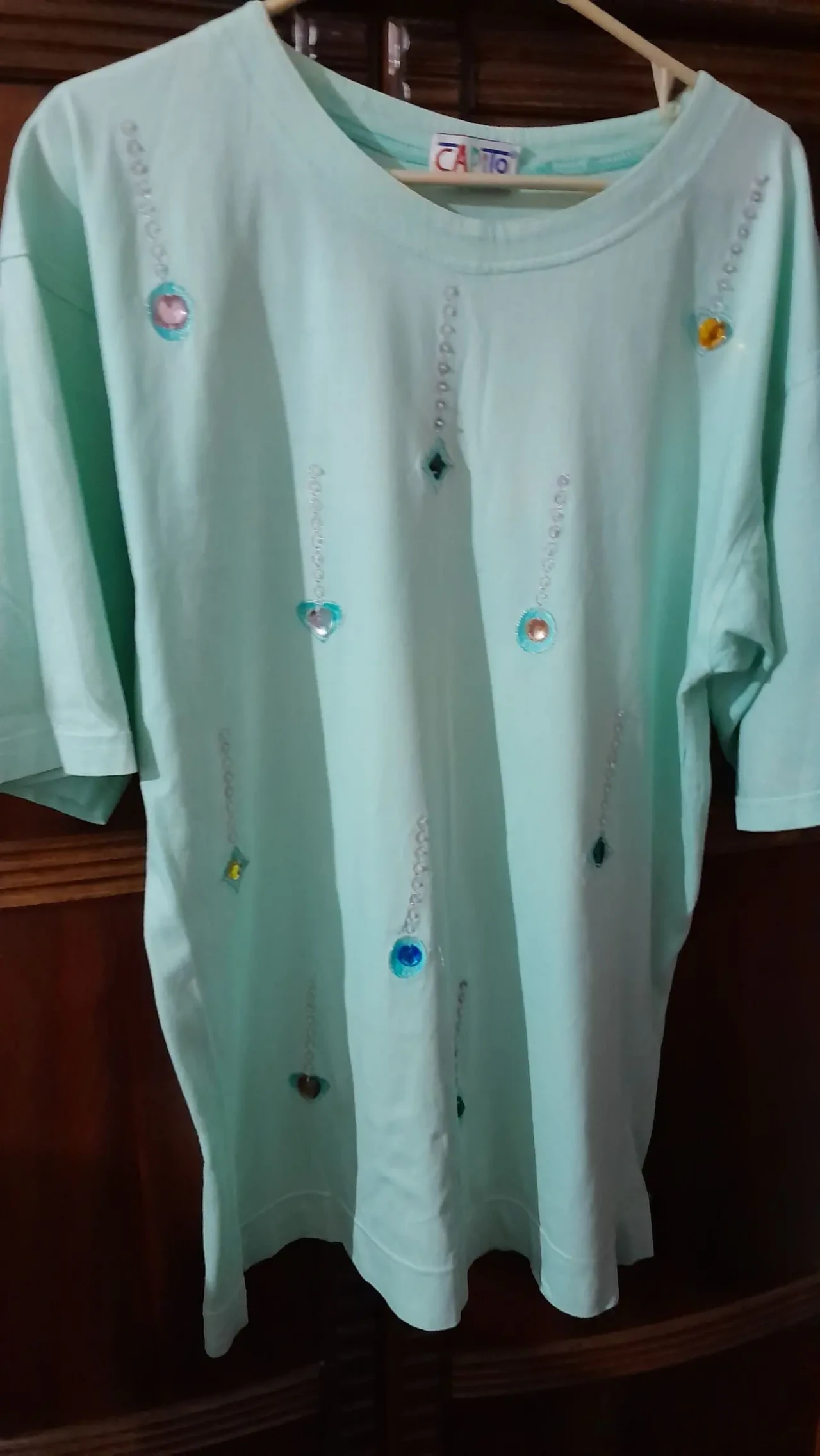 Красивая зелёная футболка с камнями. L. 5