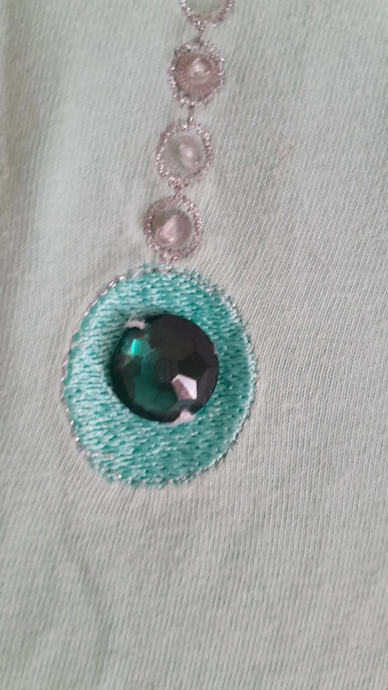 Красивая зелёная футболка с камнями. L. 10