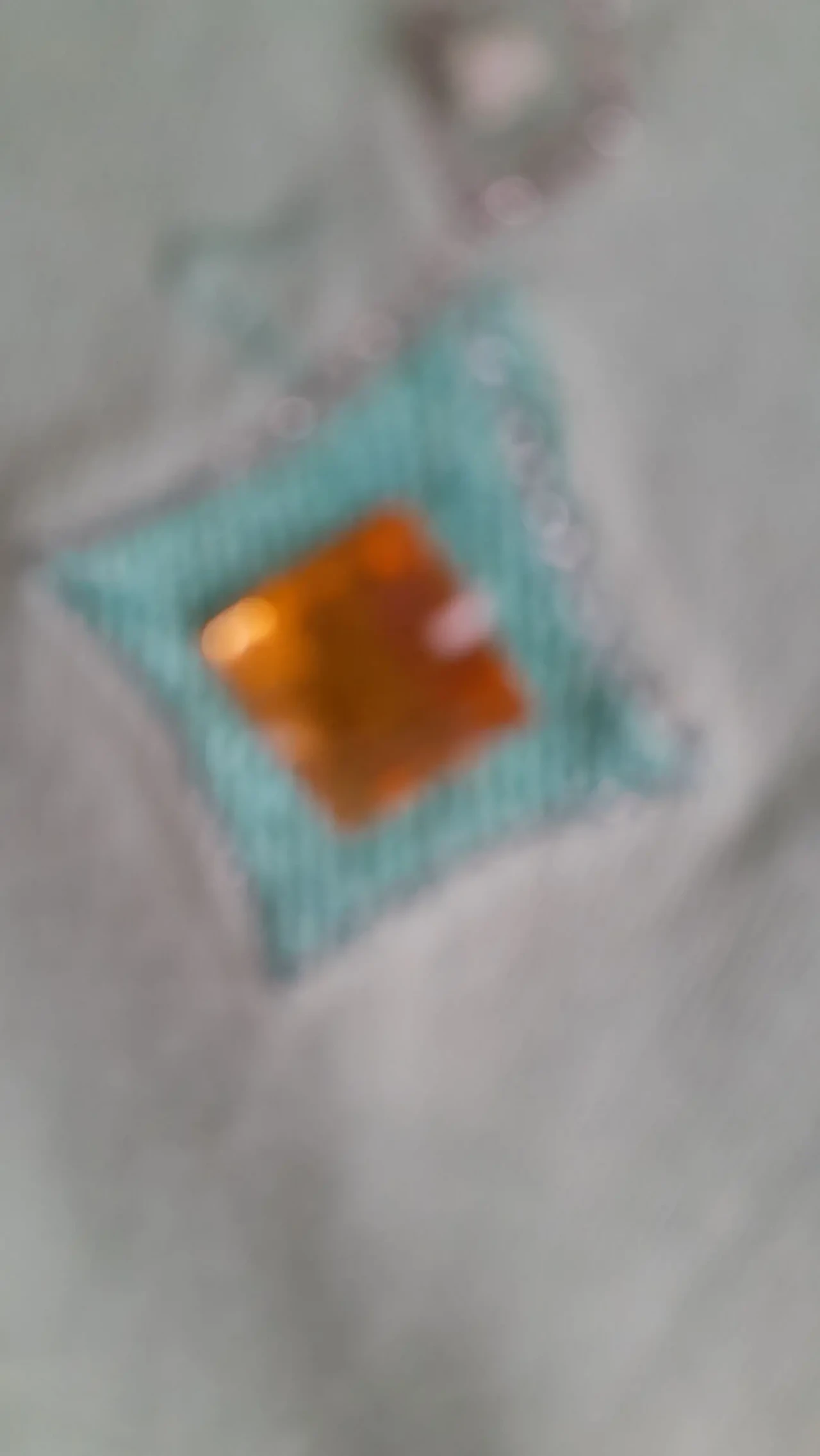 Красивая зелёная футболка с камнями. L. 9