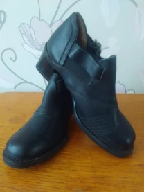 Новые женские туфли на каблуке.