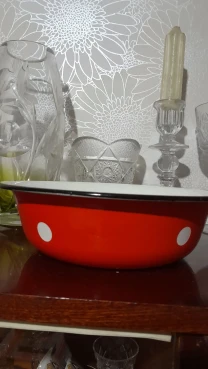 Красная в белый горох миска. Д.24 см