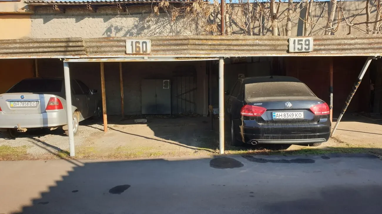 Продажа двух мест на стоянке , улица Инглези 9