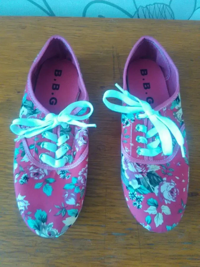 Новые женские кеды-3 dvd диска с записями фильмов в подарок.