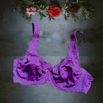 Красивый бюстгальтер мягкий на косточках фиолетовый