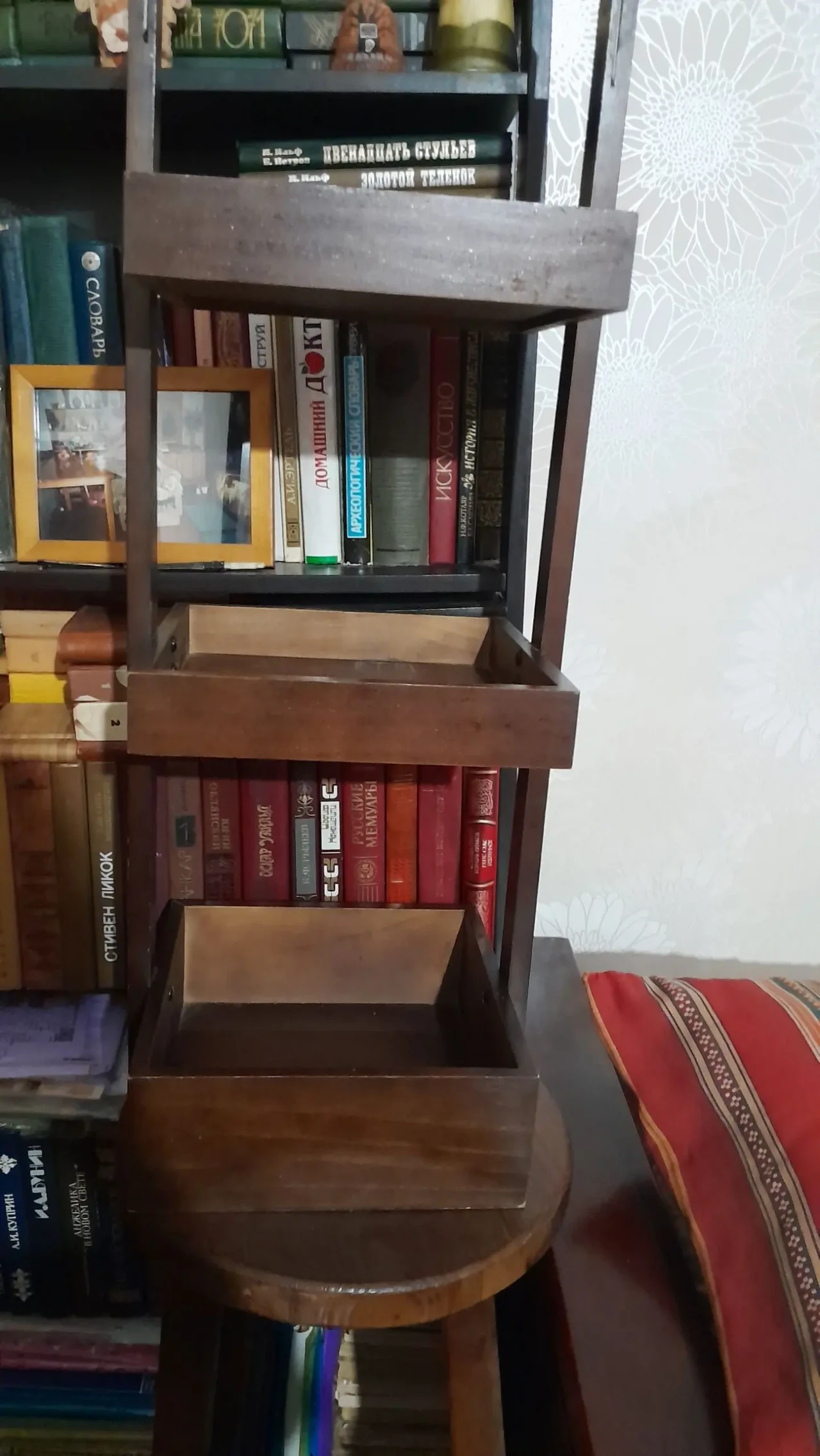 Красивая мини-этажерка из трех секций с металлической ручкойй