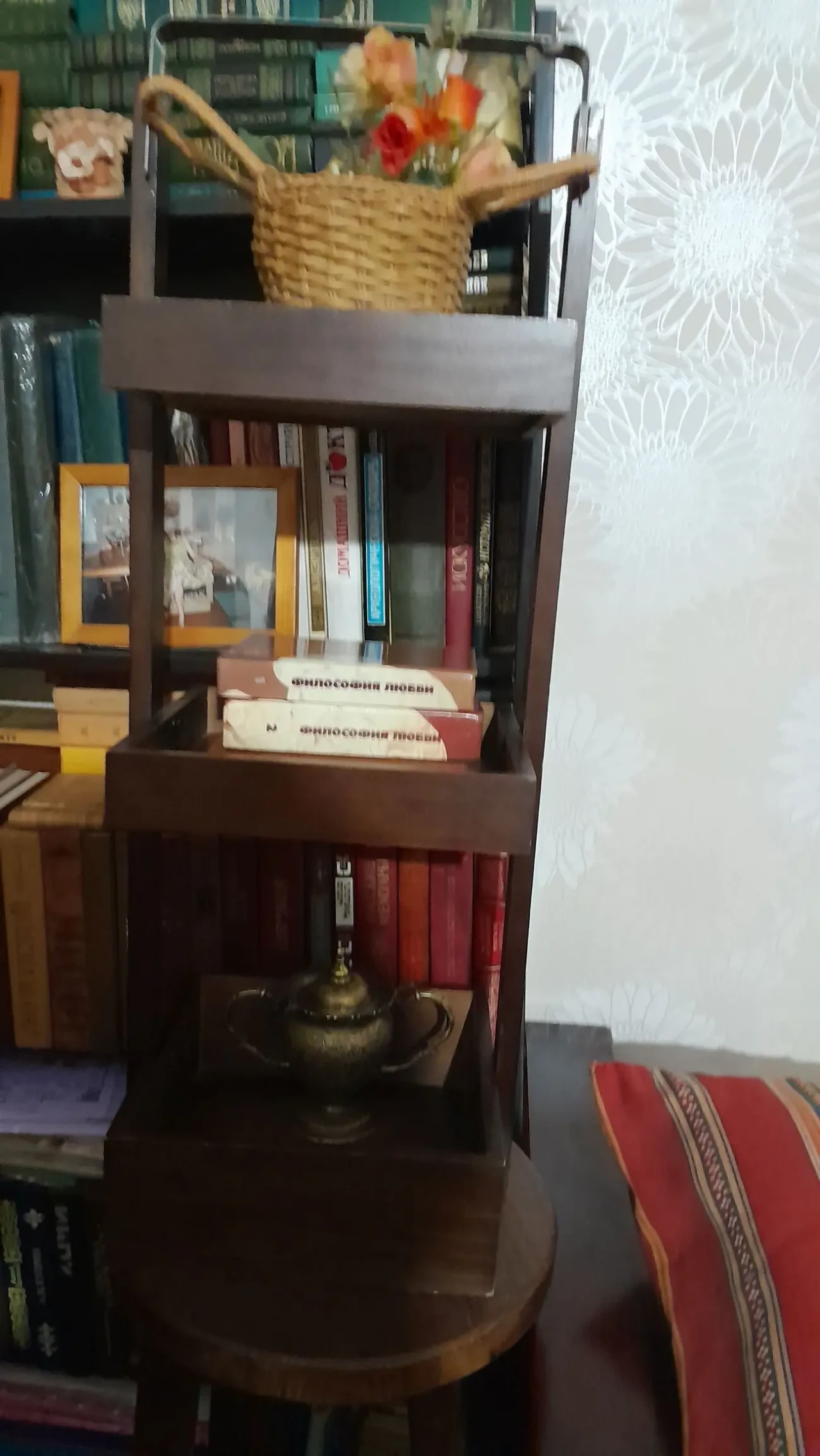 Красивая мини-этажерка из трех секций с металлической ручкойй 3