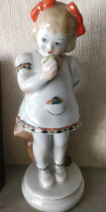 Статуэтка. Авторская. ,,Девочка с мишкой"