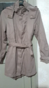 Стильный плащ на молнии с капюшоном.