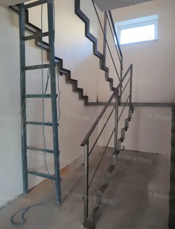 Лестница на ломанном косоуре