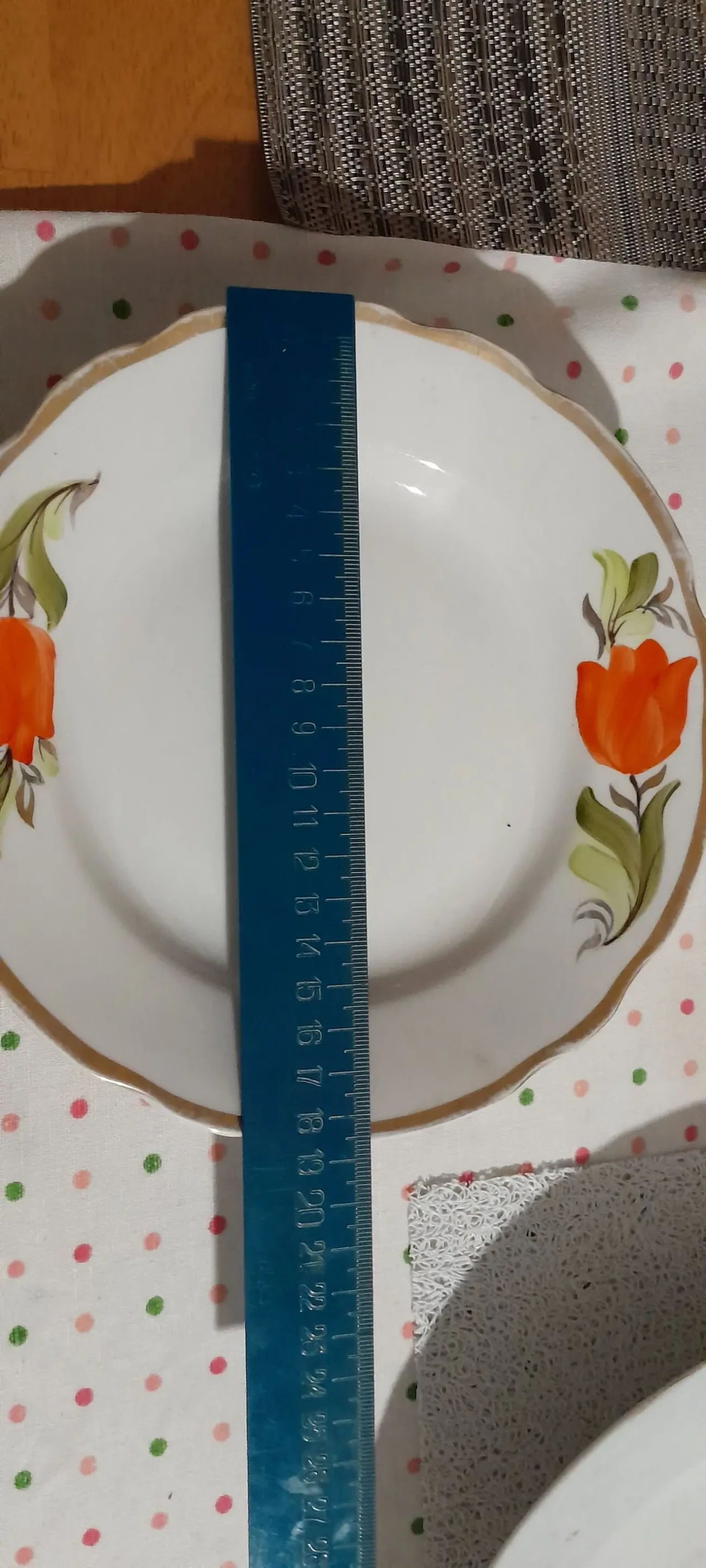 Красивая тарелка с цветами с золотым ободком 9