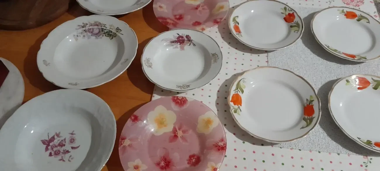 Красивая тарелка с цветами с золотым ободком 7