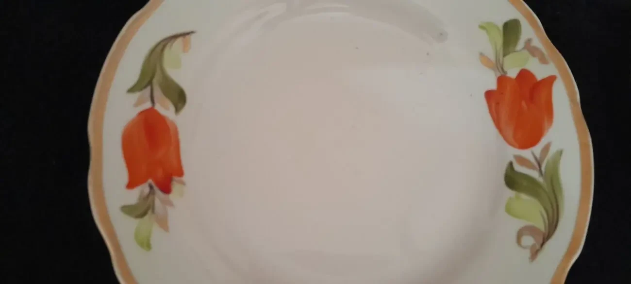 Красивая тарелка с цветами с золотым ободком 10