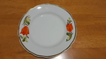 Красивая тарелка с цветами с золотым ободком