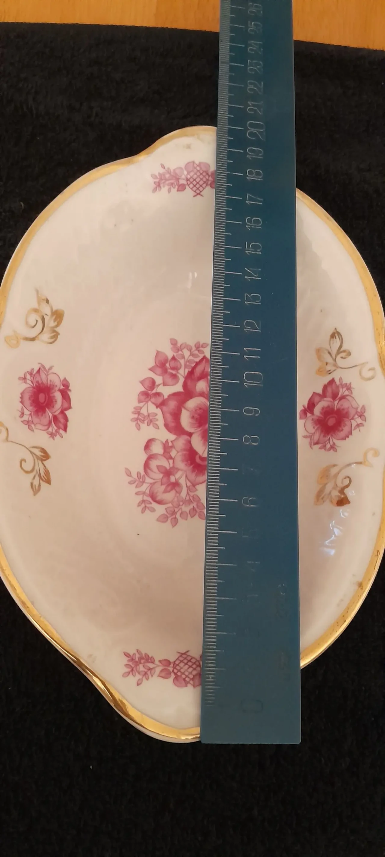 Красивая оригинальная тарелка с сиреневым и золотым узором 8