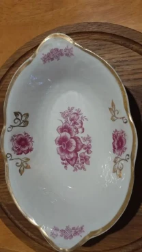 Красивая оригинальная тарелка с сиреневым и золотым узором