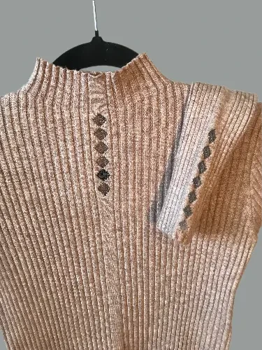 Джемпер жіночий з аплікацією бежевий новий 4