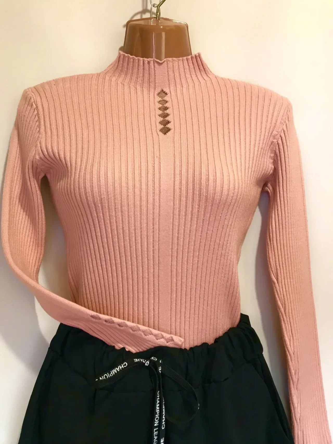 Джемпер жіночий з аплікацією рожевий новий 3