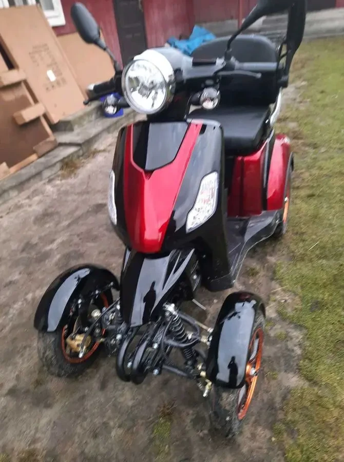 Чотириколісний електроскутер 3