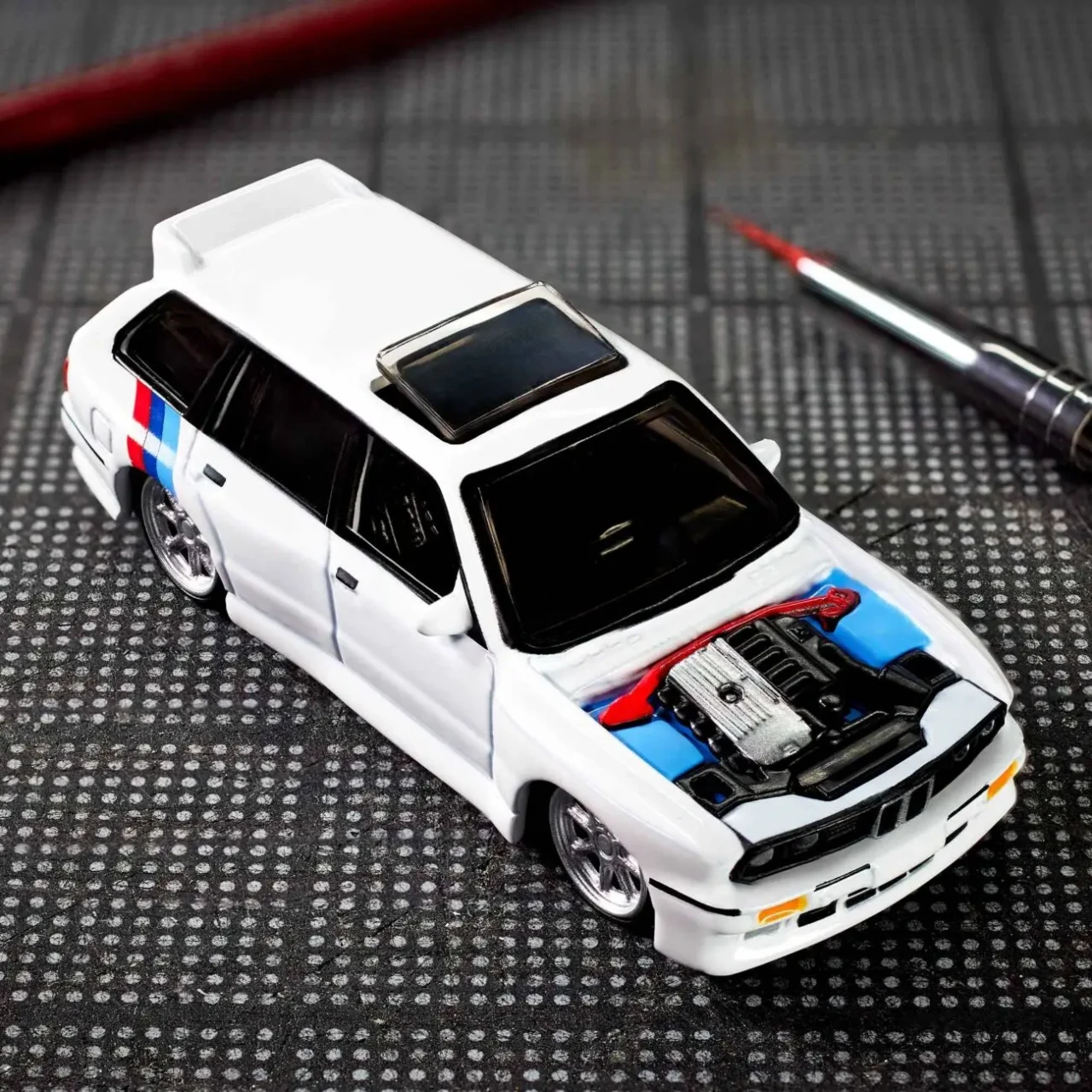 Hot Wheels Elite 64 1990 BMW 318i Touring New 2