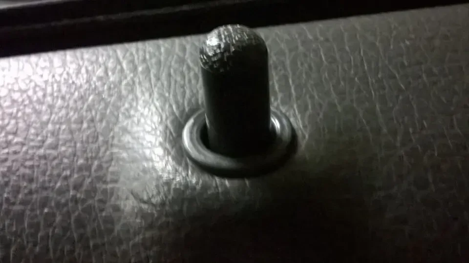 Втулка кнопки блокировки двери Volvo XC90, S80, S40, C30