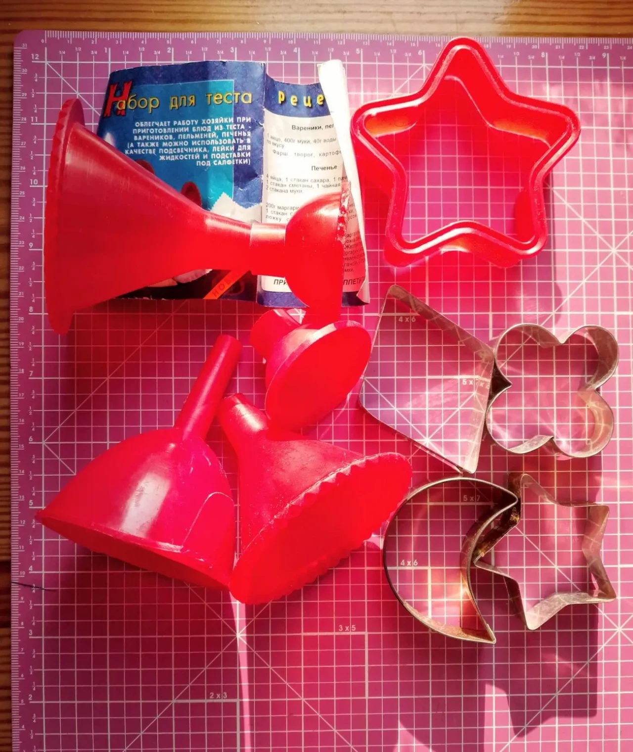 Набор лейка двойная подставка высечка, тонкая сито, нож колесико фигур