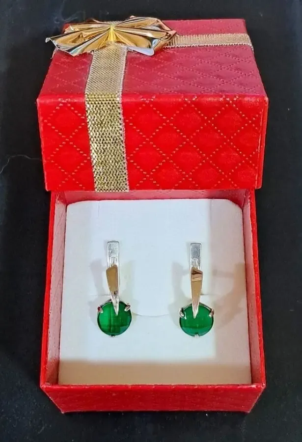 КУПИТИ СРІБНІ СЕРЕЖКИ з зеленим агатом в нас.
