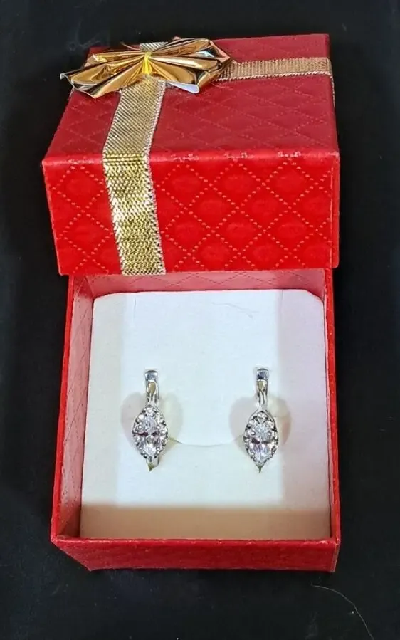 КУПИТИ СРІБНІ СЕРЕЖКИ з фіанітами в нас.
