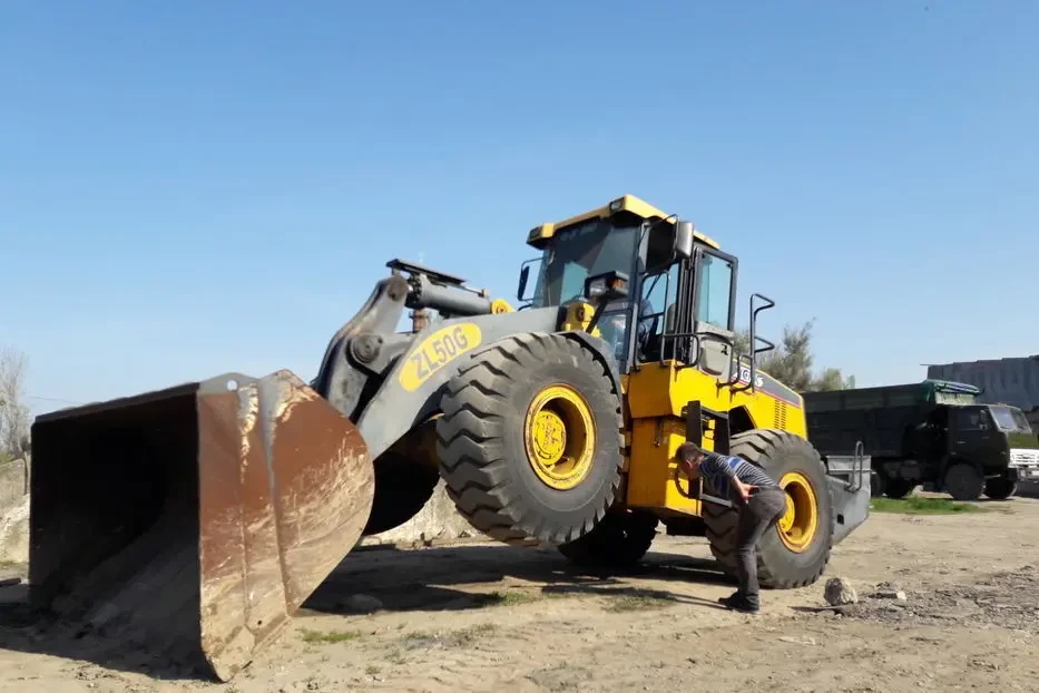 услуги-погрузчика . ковш 2кубометра