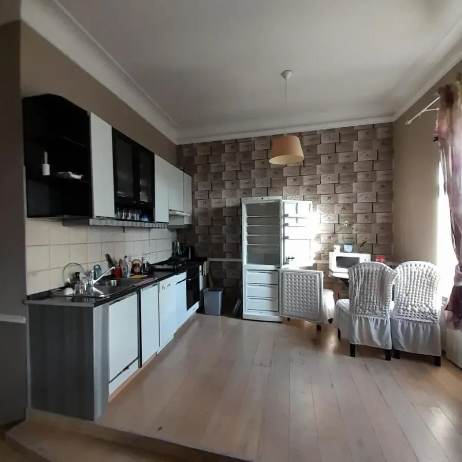 Продаю 4 комн. кв-ра в центре Киева с мебелью и техникой, евроремонт 6