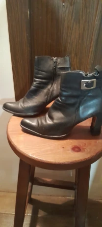 Полусапожки из натуральной кожи с пряжкой. Р.37