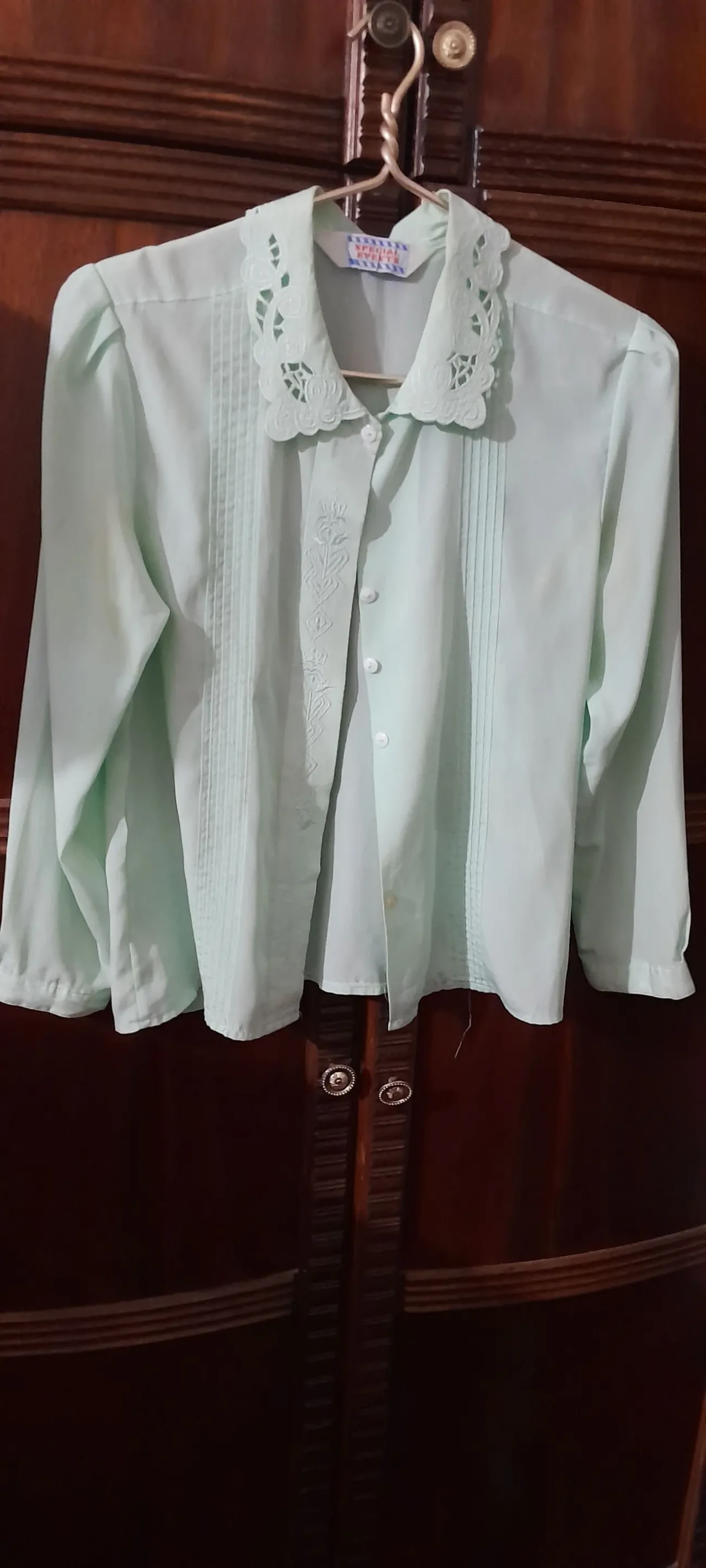 Красивая нежно-зелёная блуза с узорами на воротнике 6