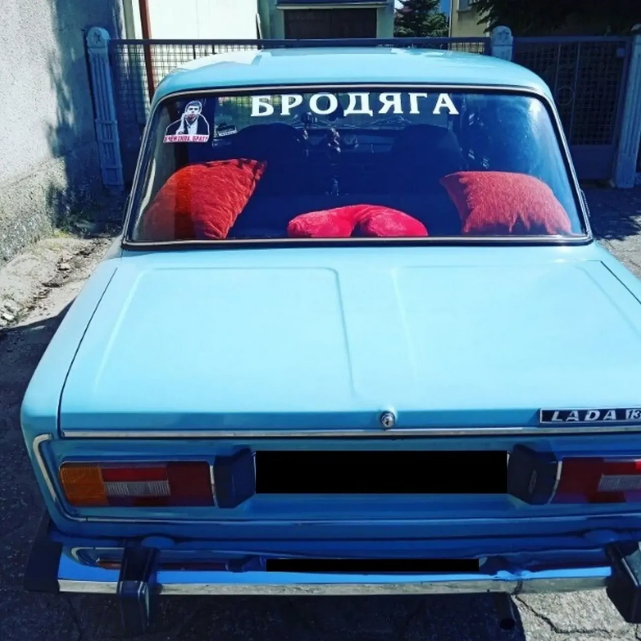 Наклейка на авто на заднее стекло Бродяга Чёрная, Белая 3