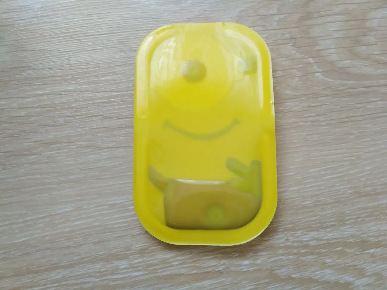 Коврик анти скользящий Миньон с бортиком на торпеду авто 2