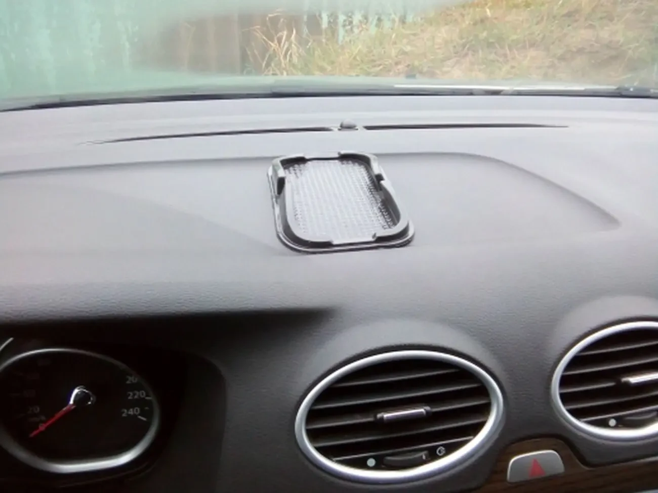 Коврик анти скользящий Миньон с бортиком на торпеду авто 6