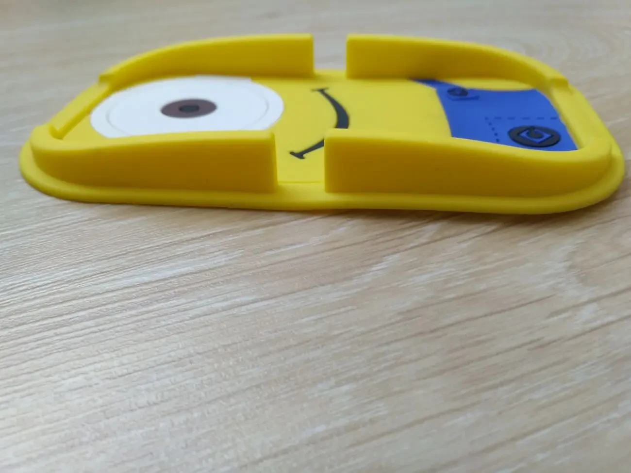 Коврик анти скользящий Миньон с бортиком на торпеду авто 3