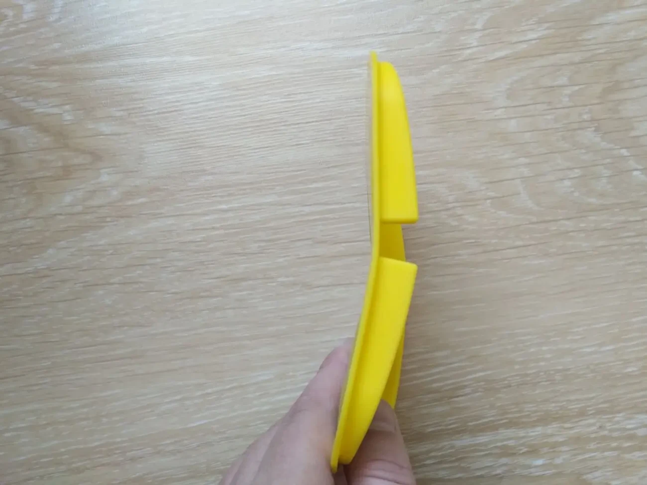 Коврик анти скользящий Миньон с бортиком на торпеду авто 7