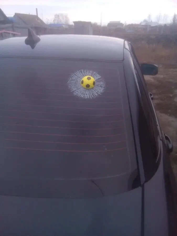 Мячик в окне авто жёлтый футбольный наклейка прикол 3