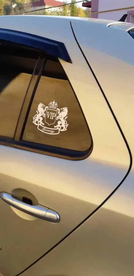 Наклейка Vip Белая светоотражающая на авто или мото 3