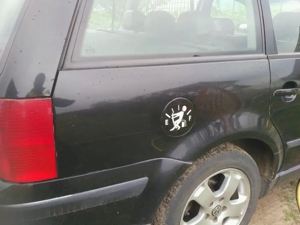 Наклейка на люк бака авто Черная, Белая 4