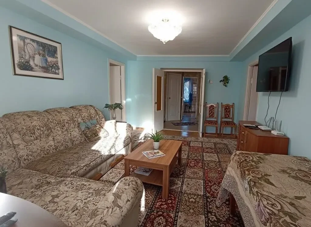 Оренда квартири з трьома спальнями в центрі Києва поруч з метро 6