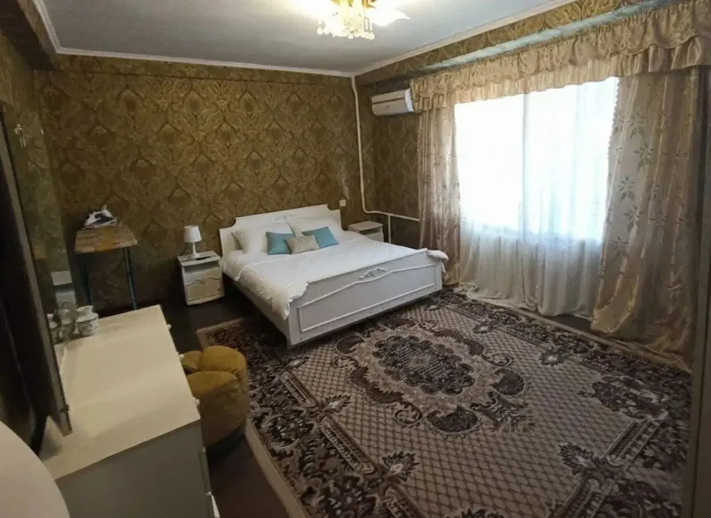 Оренда квартири з трьома спальнями в центрі Києва поруч з метро 8