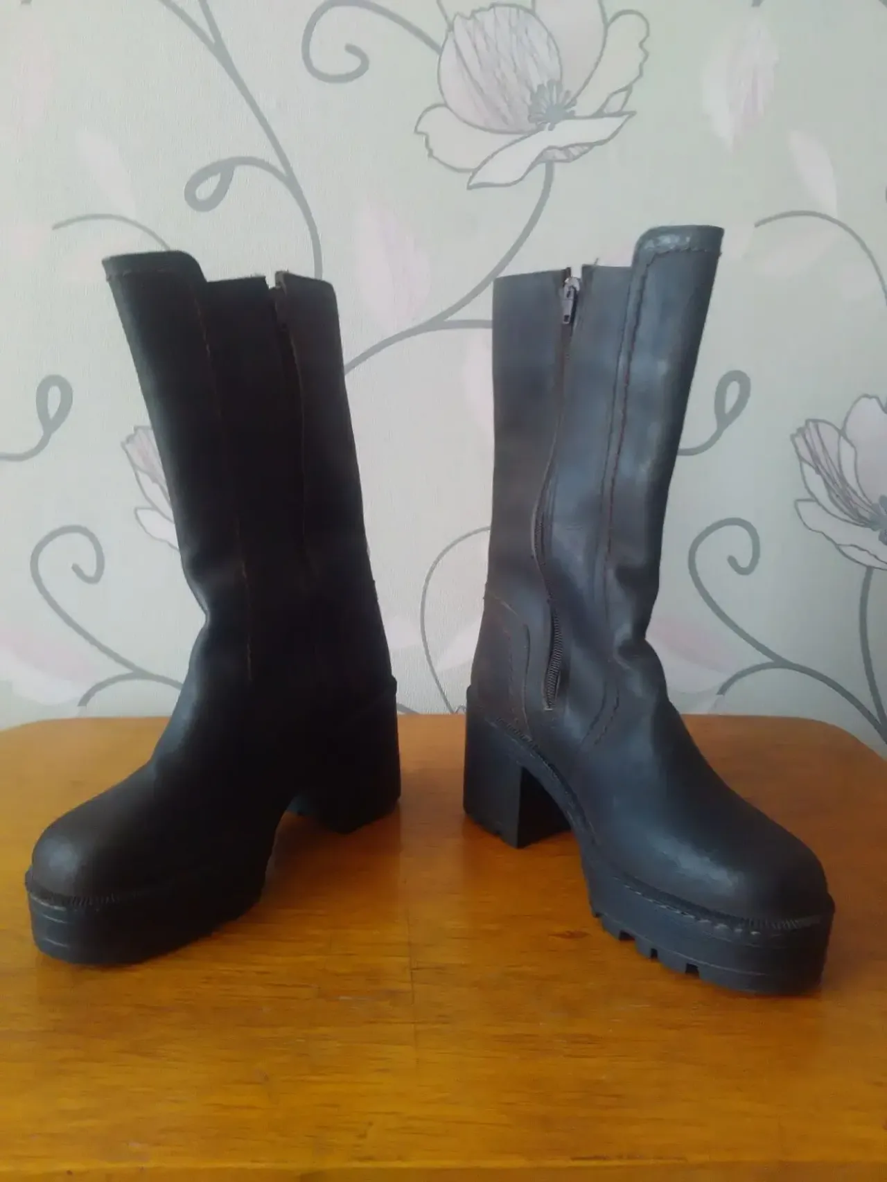 Женские, новые, кожаные на меху ботинки - 3 dvd диска в подарок.