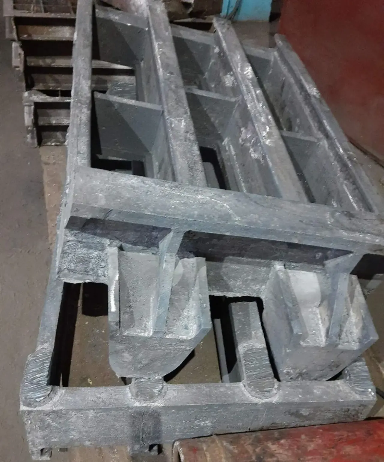 Чавунний та сталеві деталі, що виконуються за технологіями ЛГМ та ХТС 5